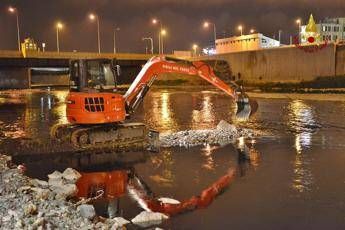 Genova, petrolio nel torrente Polcevera: fuoriuscita ammonta a 500 metri cubi Genova, petrolio nel torrente Polcevera: fuoriuscita ammonta a 500 metri cubi
